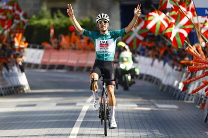 Joao Almeida en su llegada a la meta en la 4ª etapa de la Itzulia.