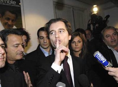 David Martinon, portavoz de Nicolas Sarkozy, habla con la prensa ayer en Neuilly-sur-Seine.