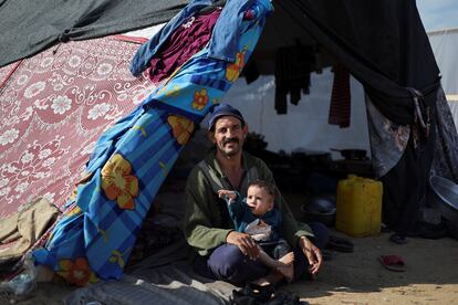 Palestinos que huyeron de sus hogares debido a los ataques israelíes se refugian en un campamento de tiendas de campaña en Rafah, en el sur de la Franja, este viernes.