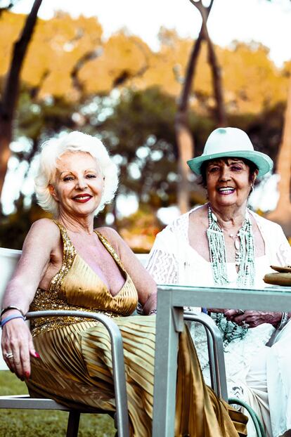 En la terraza del hotel Don Pepe descansan Josephine O’Mara, vestida de Jenny Packham, y Phill Ehren, con ropa que compró en Ibiza.
