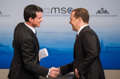 Los primeros ministros de Francia, a la izquierda, y Rusia se saludaban este s&aacute;bado en la conferencia de Munich. 