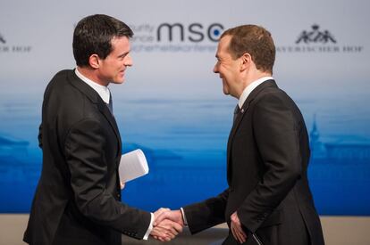 Los primeros ministros de Francia, a la izquierda, y Rusia se saludaban este sábado en la conferencia de Munich.