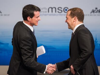 Los primeros ministros de Francia, a la izquierda, y Rusia se saludaban este s&aacute;bado en la conferencia de Munich. 