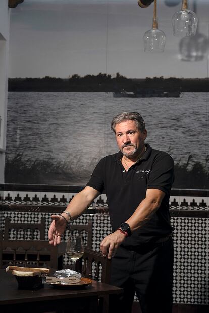 Antonio, dueño del bar El Litri de Trebujena,
junto a un plato de angulas.