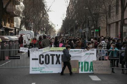 Manifestación frente al colegio Dovella, este viernes en Barcelona. 