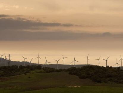 Molinos en un parque e&oacute;lico en la costa de C&aacute;diz.