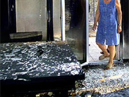 Marta Cornudella al entrar en su casa, calcinada por el incendio que afectó Maçanet de la Selva.