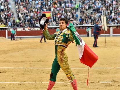 El diestro mexicano Leo Valadez paseó la oreja del tercer toro de la tarde.