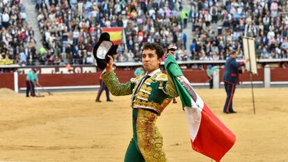 El diestro mexicano Leo Valadez paseó la oreja del tercer toro de la tarde.