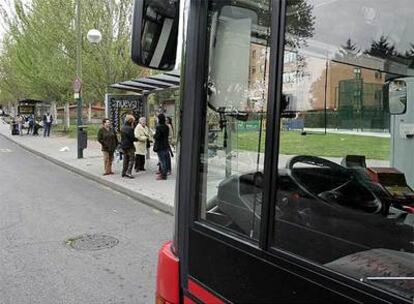 Un grupo de vecinos espera el autobús en una de las paradas situadas en la avenida de Santa Eugenia.