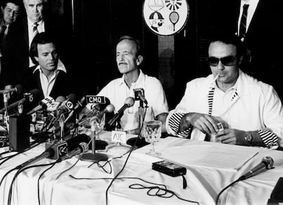 El doctor Julio Iglesias Puga, en el centro, flanqueado por sus hijos, Carlos, a la derecha y Julio, izquierda, durante una rueda de prensa en Miami en 1982 para explicar los pormenores de su secuestro por la banda terrorista ETA, que le mantuvo retenido en Trasmoz (Zaragoza) hasta que la Policía le liberó el 19 de enero de 1982. 