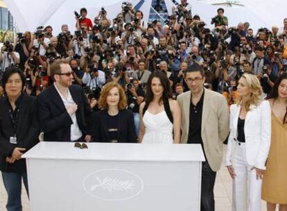 Parte del jurado de Cannes. De izquierda a derecha: el cineasta Lee Chang-Dong, el realizador James Gray, la actriz Isabelle Huppert (presidenta del jurado), la actriz y directora Asia Argento, el cineasta Nuri Bilge Ceylan, la actriz Robin Wright-Penn, la actriz Shi Qi y el escritor y guionista Hanif Kureishi.