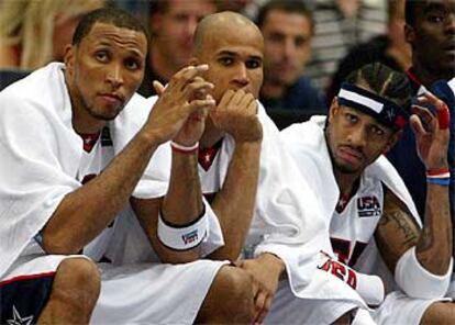 Shawn, Jefferson e Iverson, en el banquillo y con caras de circunstancias en el partido perdido frente a Italia.