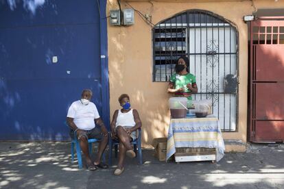 Además de al rechazo social, muchas personas se enfrentan a una mayor desigualdad por la covid-19, con más dificultades para encontrar un empleo y acceder a una ayuda financiera. En la foto, Geisha vende arepas en el puesto de su madre en Santo Domingo. Las arepas son un plato típico de Centroamérica hecho de masa de maíz molido.