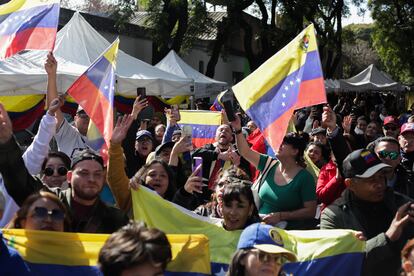 Cientos de venezolanos acuden a votar en la embajada de Venezuela en Argentina, el 28 de julio en Buenos Aires.