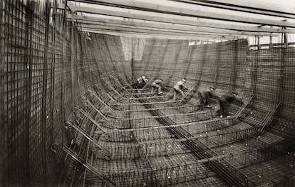 Construcción del 'Mirotres', el primer barco de cemento armado fabricado en España. Una de las imágenes que pueden verse en el nuevo museo.