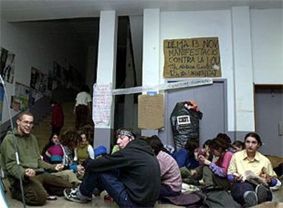 Un centenar de estudiantes de Bellas Artes de Barcelona ha pasado la noche encerrados en su facultad en protesta por la ley.