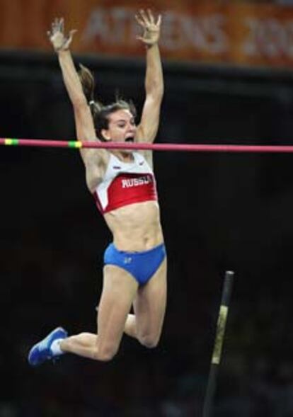 La rusa Yelena Isinbayeva en el instante en que superaba el listón situado a 4,91 de altura.