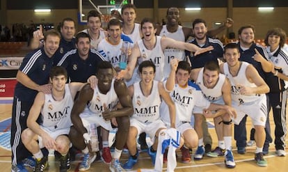 El equipo júnior del Madrid celebra su victoria en el Torneo de L'Hospitalet