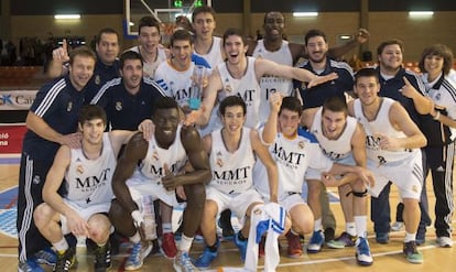 El equipo j&uacute;nior del Madrid celebra su victoria en el Torneo de L&#039;Hospitalet