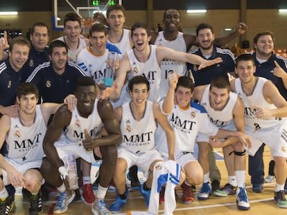 El equipo j&uacute;nior del Madrid celebra su victoria en el Torneo de L&#039;Hospitalet