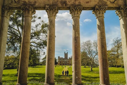 El castillo de Highclere, en Hampshire (Inglaterra), fue la localización principal elegida por la BBC para una de sus series de mayor éxito: 'Downton Abbey'.