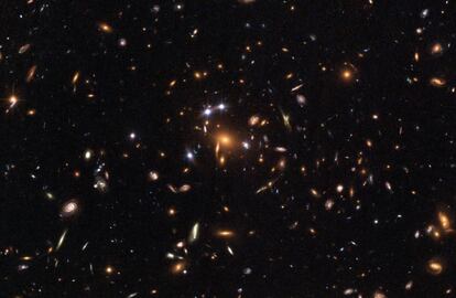 Imagem de uma lente gravitacional produzida por um aglomerado de galáxias, tomada pelo telescópio espacial da NASA Hubble.