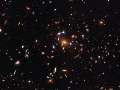 Imagem de uma lente gravitacional produzida por um aglomerado de galáxias, tomada pelo telescópio espacial da NASA Hubble.