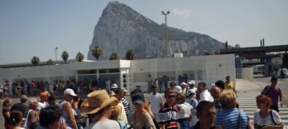 Turistas en la verja de Gibraltar.