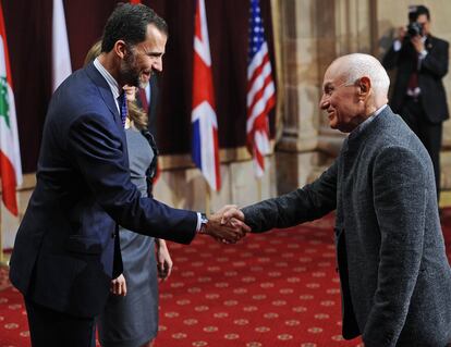 El artista estadounidense Richard Serra (d), ganador del Premio Príncipe de Asturias de las Artes, estrecha la mano al Príncipe Felipe y la Princesa Letizia