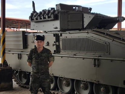 El general Dacoba, ante un veh&iacute;culo de combate Pizarro como los enviados por el Ej&eacute;rcito espa&ntilde;ol a Letonia.