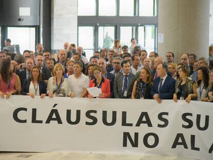 Los miembros de las Juntas de Gobierno de los 83 Colegios de Abogados de toda España se han concentrado en Granada para mostrar su disconformidad y rechazo al plan del CGPJ