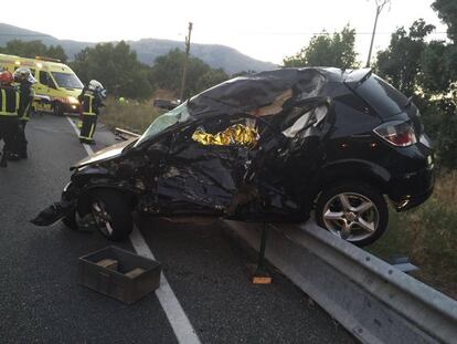 El turismo quedó subido a un guardarraíl tras el accidente.