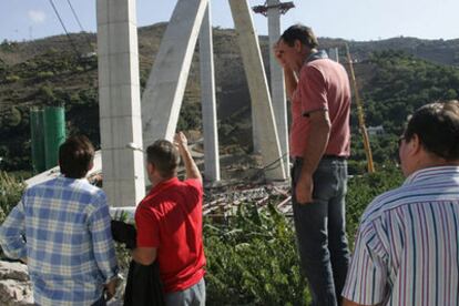 Trabajadores portugueses, compañeros de los fallecidos, observan el lugar del accidente.