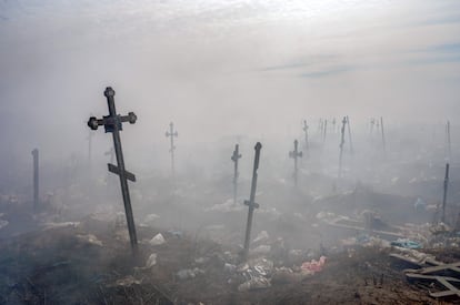 Cruces envueltas en humo, en el cementerio de Mykolaiv (Ucrania).