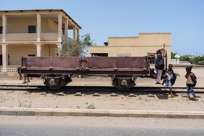 <p>Vías de tren que conectan Massawa con Asmara. El ferrocarril fue construido durante el período colonial italiano, entre 1887 y 1932, y algunas rutas todavía se utilizan hoy.</p> <p>Asmara, donde reside la mayoría de la población eritrea, hoy es una urbe en crecimiento a diferencia de Massawa, cada vez más desierta y que parece una ciudad fantasma. Así es también el resto de Eritrea, donde la población han sufrido mucho el conflicto con Etiopía, con muchos núcleos urbanos aún parcialmente destruidos y mucha gente que tiende a emigrar a Asmara, o incluso al extranjero, debido al gobierno represivo.</p>