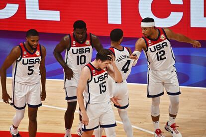 Austin Reaves of the U.S. and teammates look dejected.