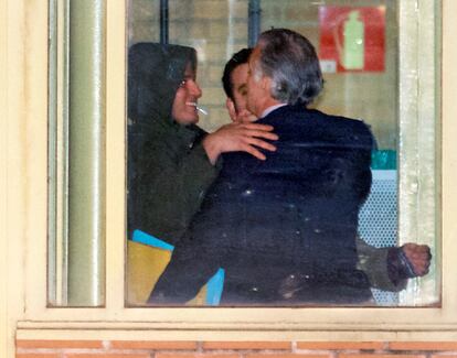 El extesorero del PP abraza a su hijo Guillermo en el momento de abandonar la cárcel.