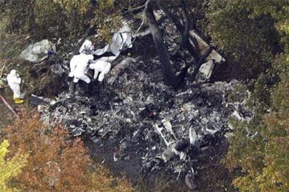 Equipos de rescate trabajan entre los restos del avión accidentado en Kirksville, en el Estado de Misuri.