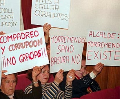 Asistentes al pleno de ayer en Orihuela levantaron carteles denunciando la corrupción.