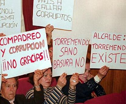 Asistentes al pleno de ayer en Orihuela levantaron carteles denunciando la corrupción.