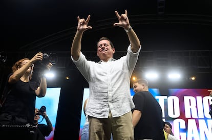 Juan Dalmau habla durante el cierre de campaña en Puerto Rico.