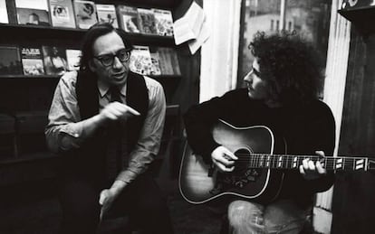 Izzy Young (a la izquierda) y el cantante Tim Buckley, en el Folklore Center en 1969.