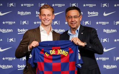 Bartomeu i De Jong, en la presentació del jugador holandès.