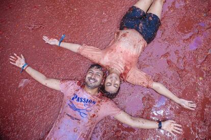 El color rojo de 130.000 kilos de tomates bien maduros tiñó las calles más céntricas del pueblo valenciano en la edición número 75 de la Tomatina. Han sido más de 1.000 días de espera, ya que los dos últimos años no se celebró por la pandemia.