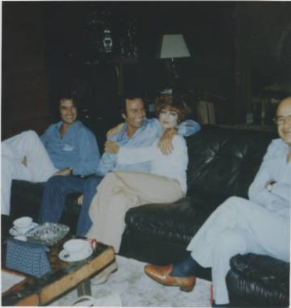 Julio Iglesias y Mimi Korman se abrazan en 1978 en Miami.