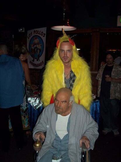 Bonus track 2: Aaron Paul disfrazado de uno de los Pollos hermanos y Cranston de Hector Salamanca.