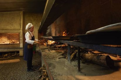 Noelia manejando el fuego