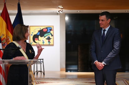 Nancy Pelosi junto a Pedro Sánchez, el jueves en Washington.