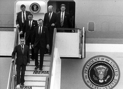 El presidente de Estados Unidos, George Bush, y el secretario de Estado, James Baker, bajan la escalerilla del avión presidencial a su llegada a Madrid para asistir a la Conferencia de Paz sobre Oriente Próximo, en noviembre de 1991.